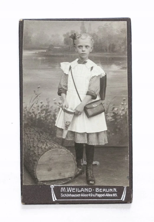STARA FOTOGRAFIA - DZIEWCZYNKA NA ROZPOCZĘCIU SZKOŁY, ATELIER BERLIN