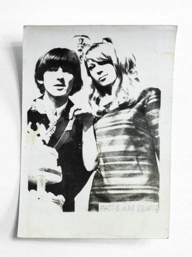 STARA FOTOGRAFIA - GITARZYSTA THE BEATLES GEORGE HARRISON I PATTIE BOYD