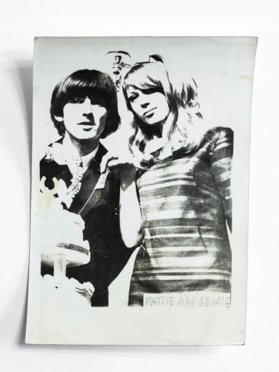STARA FOTOGRAFIA - GITARZYSTA THE BEATLES GEORGE HARRISON I PATTIE BOYD