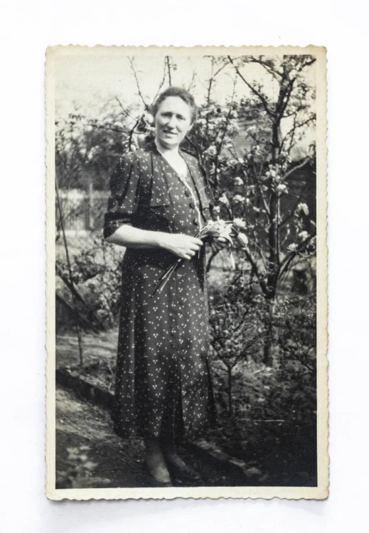 STARA FOTOGRAFIA / POCZTÓWKA - KOBIETA W OGRODZIE, FELDPOST, KONIGSHOF 1943