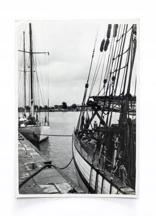 STARA FOTOGRAFIA - ŻAGLÓWKI W PORCIE l. 50/60