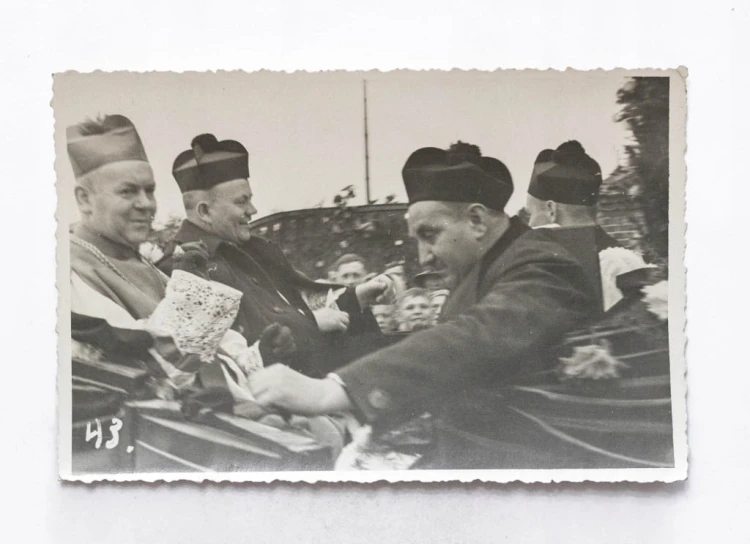 STARA FOTOGRAFIA - KAPŁANI, BISKUP, KSIĄDZ l. 30/40