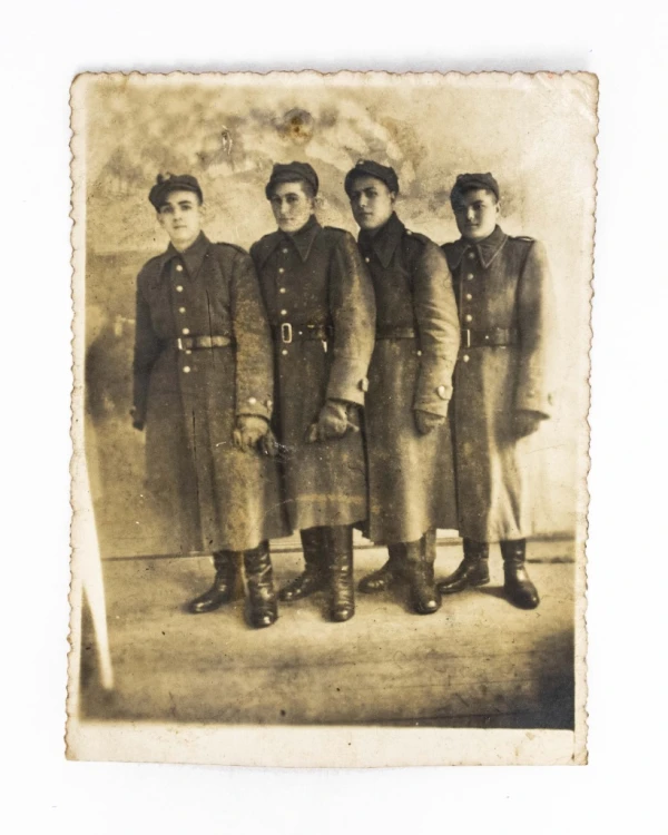 STARA FOTOGRAFIA - MŁODZI ŻOŁNIERZE, LATA 40 PRL