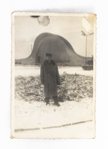 STARA FOTOGRAFIA - MĘŻCZYZNA PRZY MUSZLI KONCERTOWEJ, ŚWINOUJŚCIE 1965