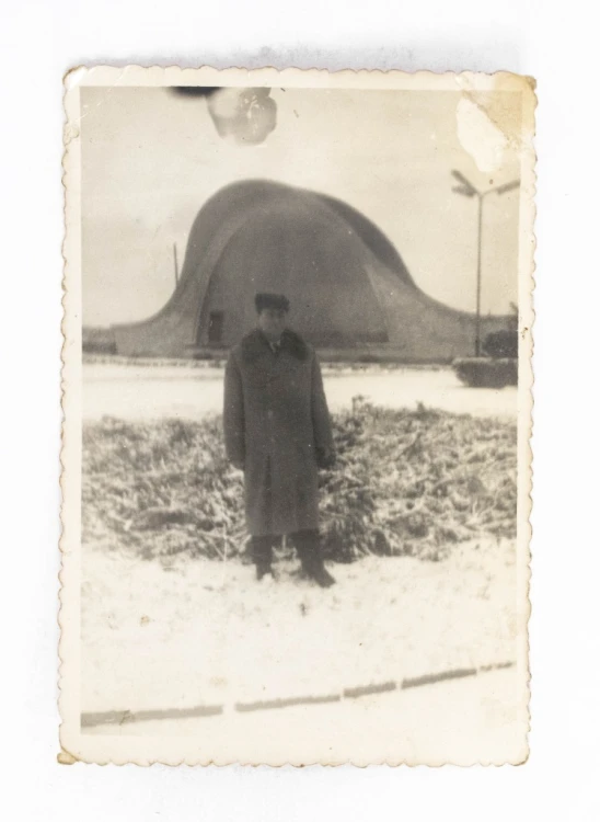 STARA FOTOGRAFIA - MĘŻCZYZNA PRZY MUSZLI KONCERTOWEJ, ŚWINOUJŚCIE 1965