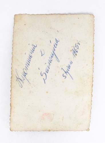 STARA FOTOGRAFIA - MĘŻCZYZNA PRZY MUSZLI KONCERTOWEJ, ŚWINOUJŚCIE 1965