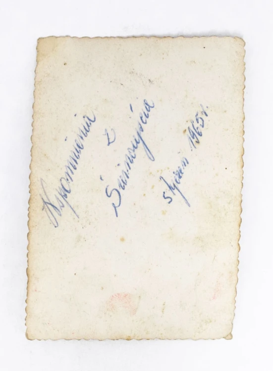 STARA FOTOGRAFIA - MĘŻCZYZNA PRZY MUSZLI KONCERTOWEJ, ŚWINOUJŚCIE 1965