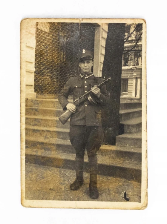 STARA FOTOGRAFIA - ŻOŁNIERZ Z KARABINEM, AL. WOJSKA POLSKIEGO SZCZECIN 1947