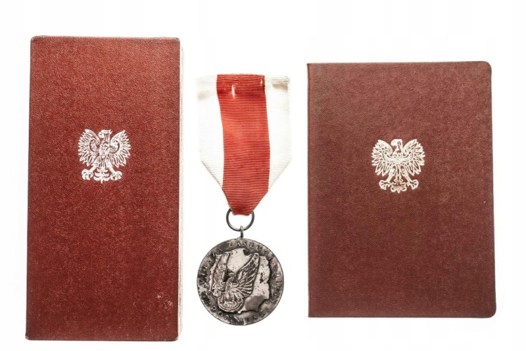 SREBRNY MEDAL ZA ZASŁUGI DLA OBRONNOŚCI KRAJU + LEGITYMACJA