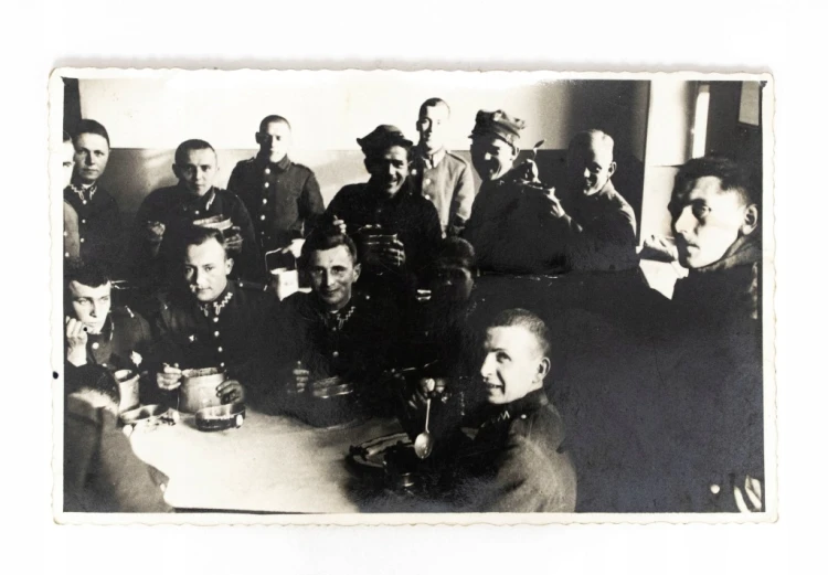 STARA FOTOGRAFIA - ŻOŁNIERZE NA STOŁÓWCE, POZNAŃ 1937