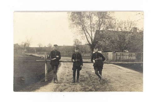 STARA FOTOGRAFIA - ŻOŁNIERZE STRAŻY GRANICZNEJ PRZY SZLABANIE II RP