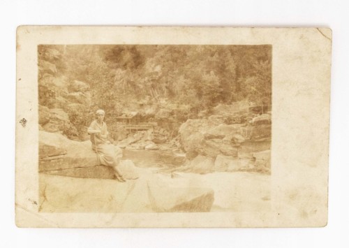 STARA FOTOGRAFIA - KOBIETA PRZY STRUMIENIU GÓRSKIM, WOROCHTA 1925