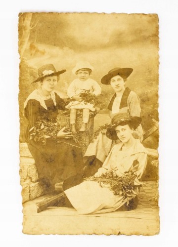 STARA FOTOGRAFIA - KOBIETY W KAPELUSZACH, KOŚCIAN 1920