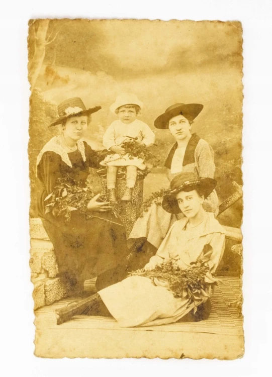 STARA FOTOGRAFIA - KOBIETY W KAPELUSZACH, KOŚCIAN 1920