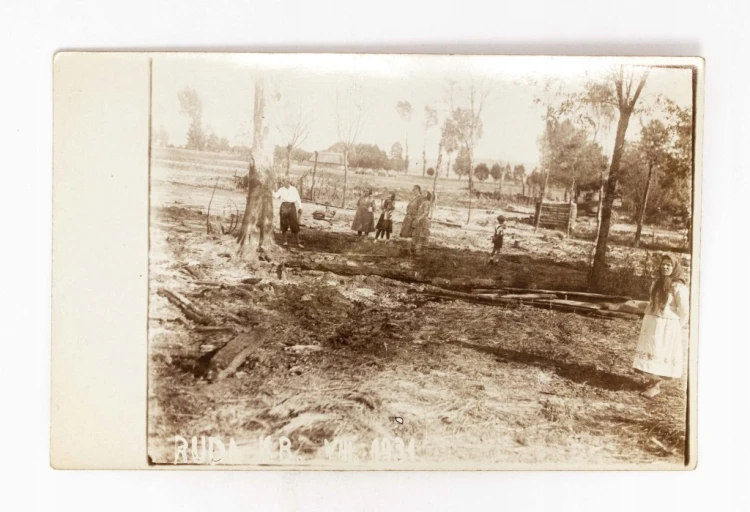 STARA FOTOGRAFIA - MIESZKAŃCY NA POLU, RUDA 1931