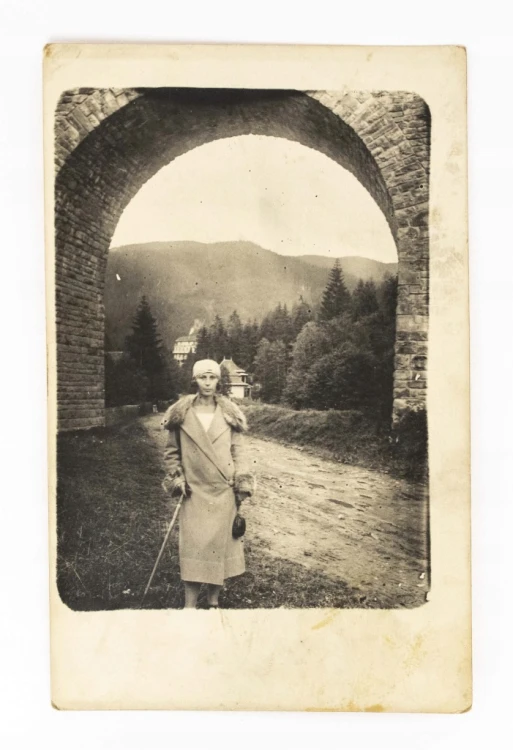 STARA FOTOGRAFIA - KOBIETA W PŁASZCZU, WOROCHTA 1925