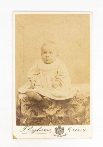 STARA FOTOGRAFIA - MAŁE DZIECKO, ATELIER ENGELMANN, POZNAŃ 1897