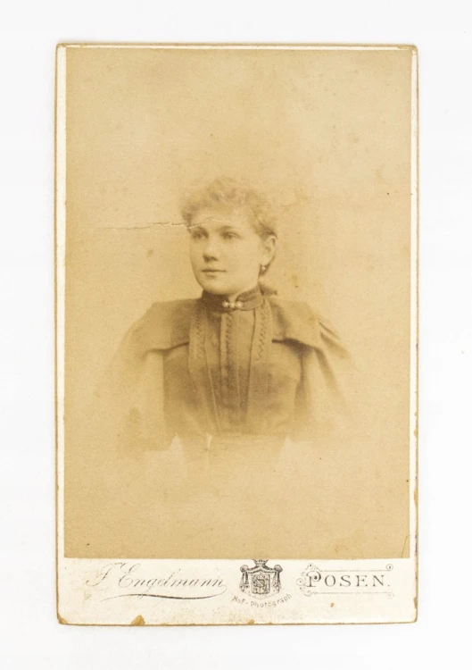 STARA FOTOGRAFIA - KOBIETA W SUKNI, ATELIER ENGELMANN, POZNAŃ 1895