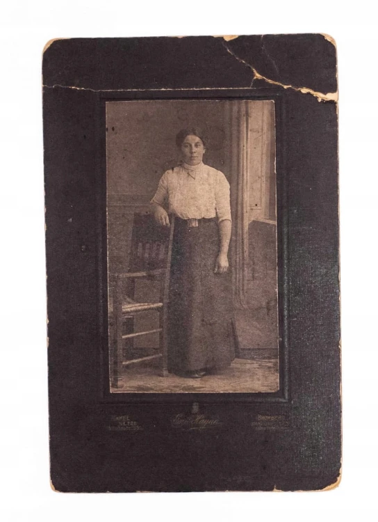 STARA FOTOGRAFIA - KOBIETA W SUKIENCE, ATELIER BYDGOSZCZ 1890