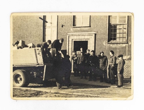 STARA FOTOGRAFIA - POLSCY ŻOŁNIERZE, ROZŁADUNEK CIĘŻARÓWKI, GOTYNGA 1946