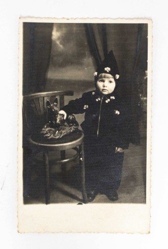 STARA FOTOGRAFIA - MAŁA DZIEWCZYNKA Z FIGURKĄ PSA 1940