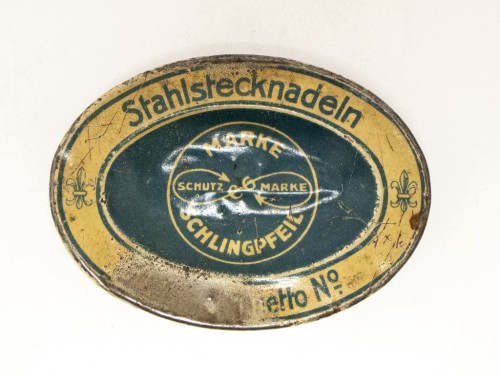STARA METALOWA PUSZKA PO SZPILKACH NIEMIECKICH SCHLINGPFEIL