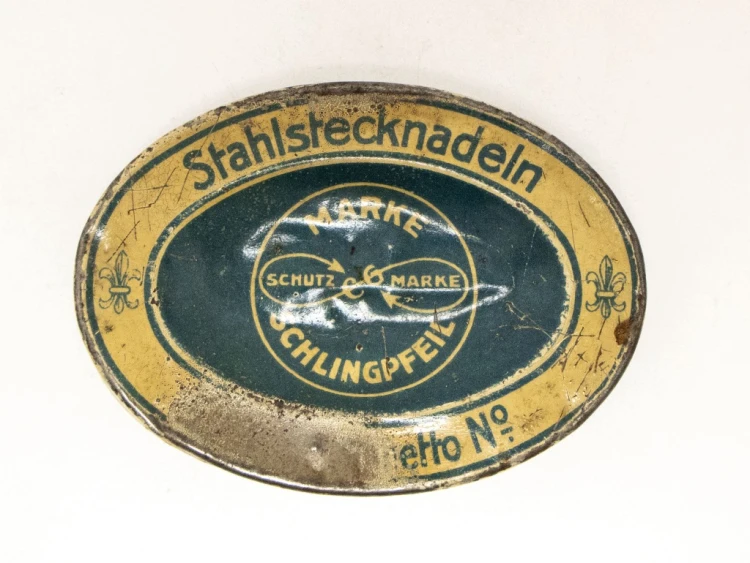 STARA METALOWA PUSZKA PO SZPILKACH NIEMIECKICH SCHLINGPFEIL