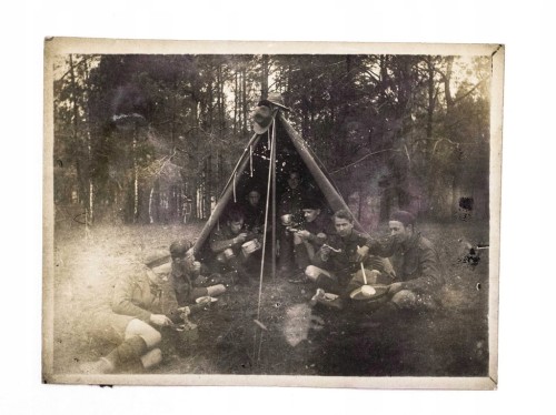 STARA FOTOGRAFIA - HARCERZE W NAMIOCIE PODCZAS POSIŁKU II RP