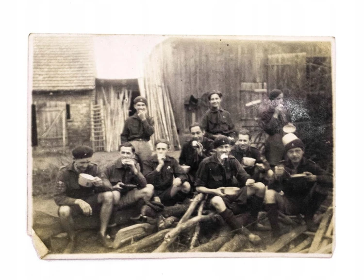STARA FOTOGRAFIA - HARCERZE PRZY STODOLE PODCZAS POSIŁKU, GĄDKI 1930