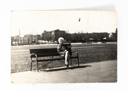 STARA FOTOGRAFIA - KOBIETA NA ŁAWCE, POZNAŃ DOLNA WILDA, LATA 50/60 PRL
