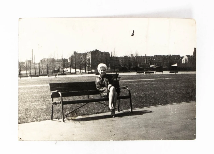 STARA FOTOGRAFIA - KOBIETA NA ŁAWCE, POZNAŃ DOLNA WILDA, LATA 50/60 PRL