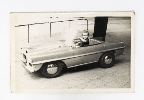 STARA FOTOGRAFIA - DZIECKO W MAŁYM SAMOCHODZIE, POZNAŃ LATA 50/60