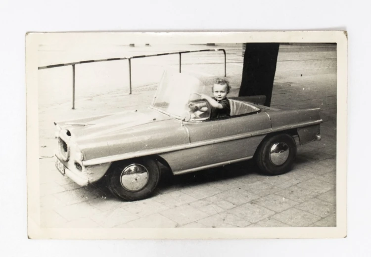 STARA FOTOGRAFIA - DZIECKO W MAŁYM SAMOCHODZIE, POZNAŃ LATA 50/60
