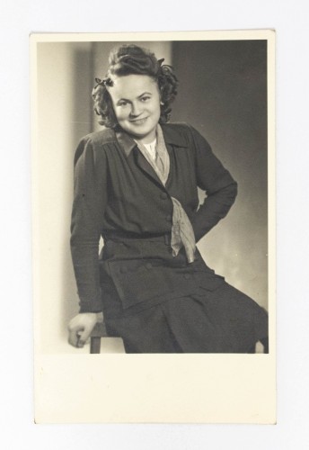STARA FOTOGRAFIA - KOBIETA W PŁASZCZU 1944