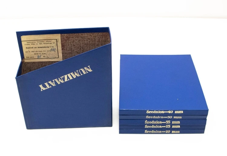 FUTERAŁ NA NUMIZMATY O RÓŻNYCH ŚREDNICACH: 20, 25, 30, 35, 40 MM (1985)