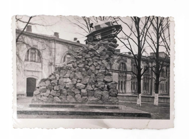 STARA FOTOGRAFIA - KOSZARY, POMNIK CZOŁG TK1, TWIERDZA MODLIN II RP