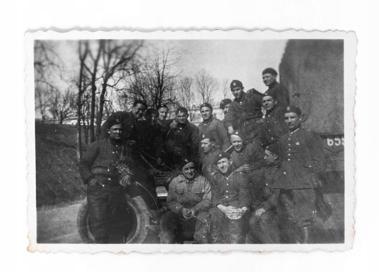 STARA FOTOGRAFIA - ŻOŁNIERZE PRZY WOZIE WOJSKOWYM, TWIERDZA MODLIN II RP