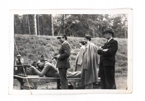 STARA FOTOGRAFIA - GRUPA ZNOJOMYCH, STRZELANIE ZE STRZELBY II RP