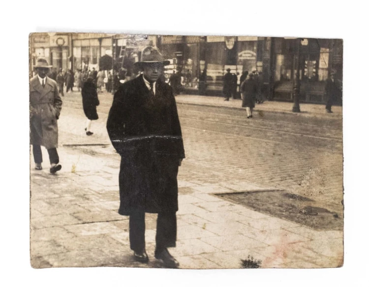 STARA FOTOGRAFIA - MĘŻCZYZNA W PŁASZCZU, ULICE MIASTA, SKLEPY, POZNAŃ II RP