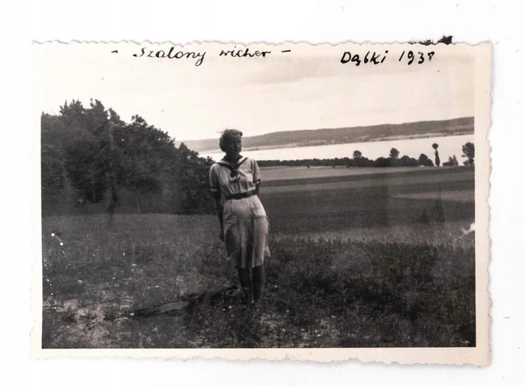 STARA FOTOGRAFIA - KOBIETA PRZY JEZIORZE, GRANICA POLSKI, DĘBKI 1938
