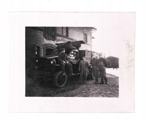STARA FOTOGRAFIA - SAMOCHÓD, CENTRALA SKÓR SUROWYCH, POZNAŃ l. 30/40