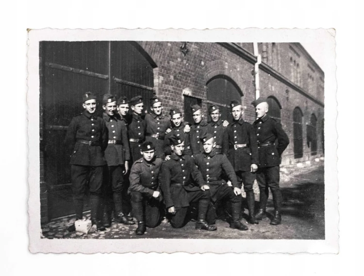 STARA FOTOGRAFIA - ŻOŁNIERZE PRZY KOSZARACH, TWIERDZA MODLIN II RP