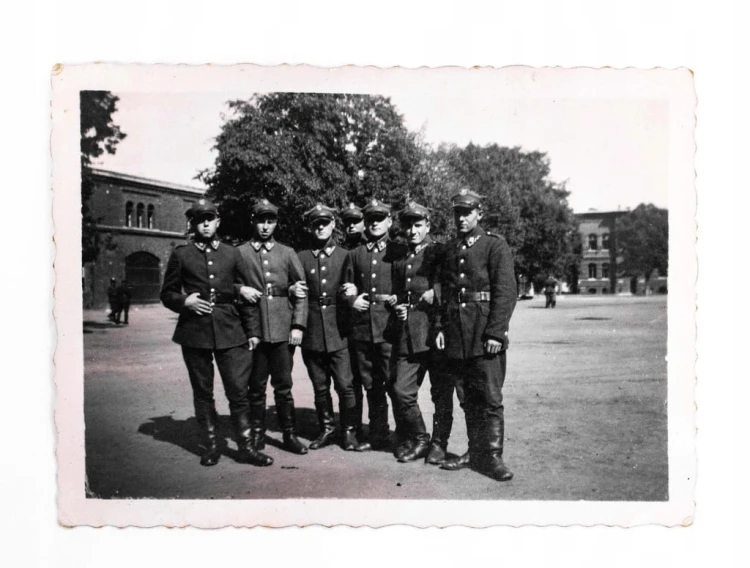 STARA FOTOGRAFIA - ŻOŁNIERZE PRZY KOSZARACH, TWIERDZA MODLIN II RP