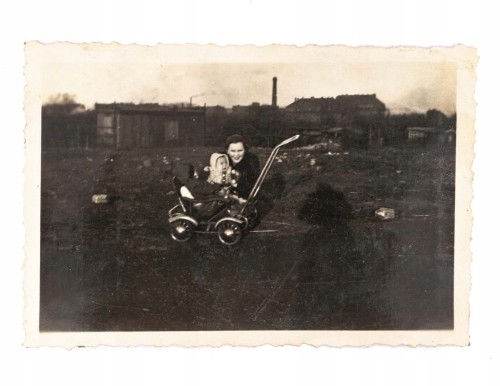 STARA FOTOGRAFIA - MAMA Z DZIECKIEM, WÓZEK DZIECIĘCY, POZNAŃ l. 40/50
