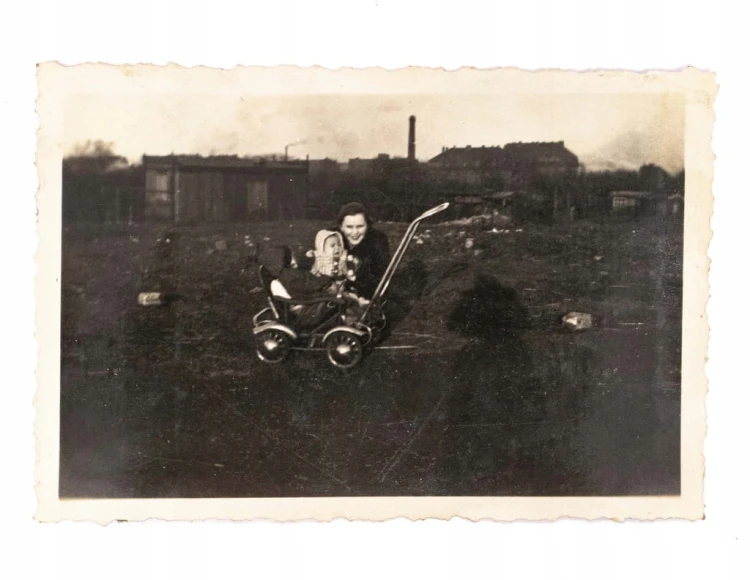 STARA FOTOGRAFIA - MAMA Z DZIECKIEM, WÓZEK DZIECIĘCY, POZNAŃ l. 40/50