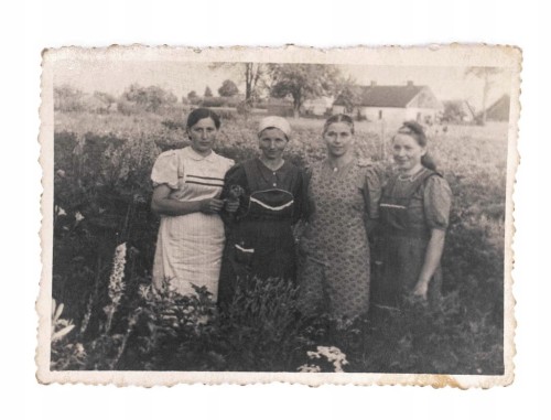 STARA FOTOGRAFIA - KOBIETY W OGRODZIE, ANTON SOBAŃSKI, GRZEBIENISKO l. 40