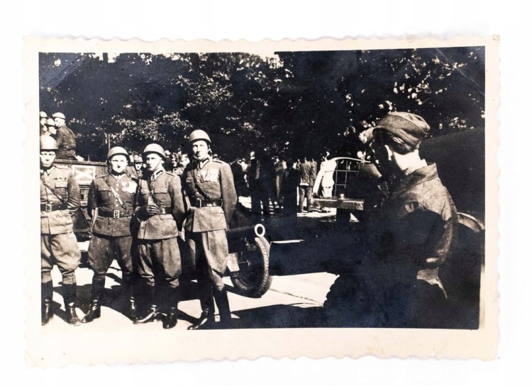 STARA FOTOGRAFIA - ŻOŁNIERZE 6 PP 2 DYWIZJI H. DĄBROWSKIEGO ?, ARMATA