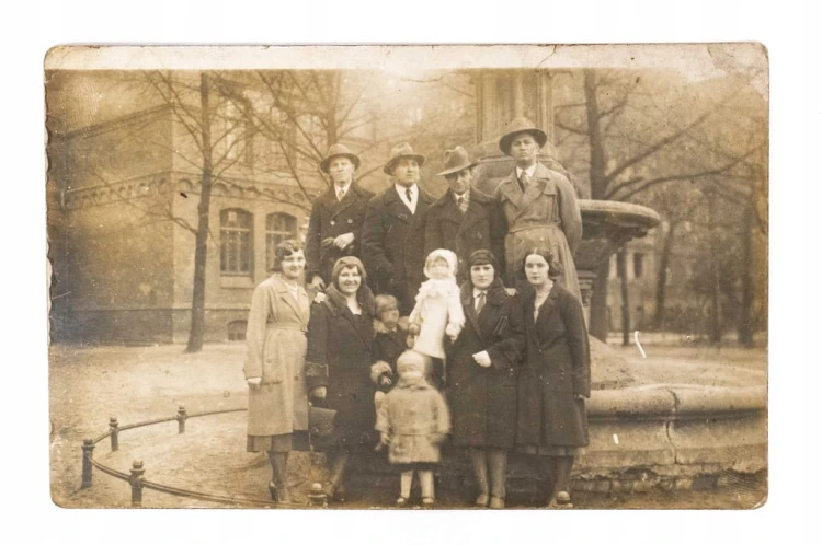 STARA FOTOGRAFIA - ZDJĘCIE RODZINNE PRZY FONTANNIE, POZNAŃ l. 20?