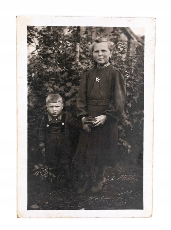 STARA FOTOGRAFIA - SIOSTRA Z BRATEM W OGRODZIE, CZOŁG ZABAWKA, OKUPACJA