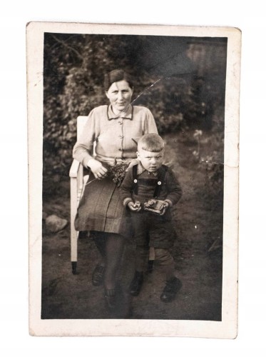 STARA FOTOGRAFIA - MAMA Z SYNEM W OGRODZIE, CZOŁG ZABAWKA, OKUPACJA l. 40